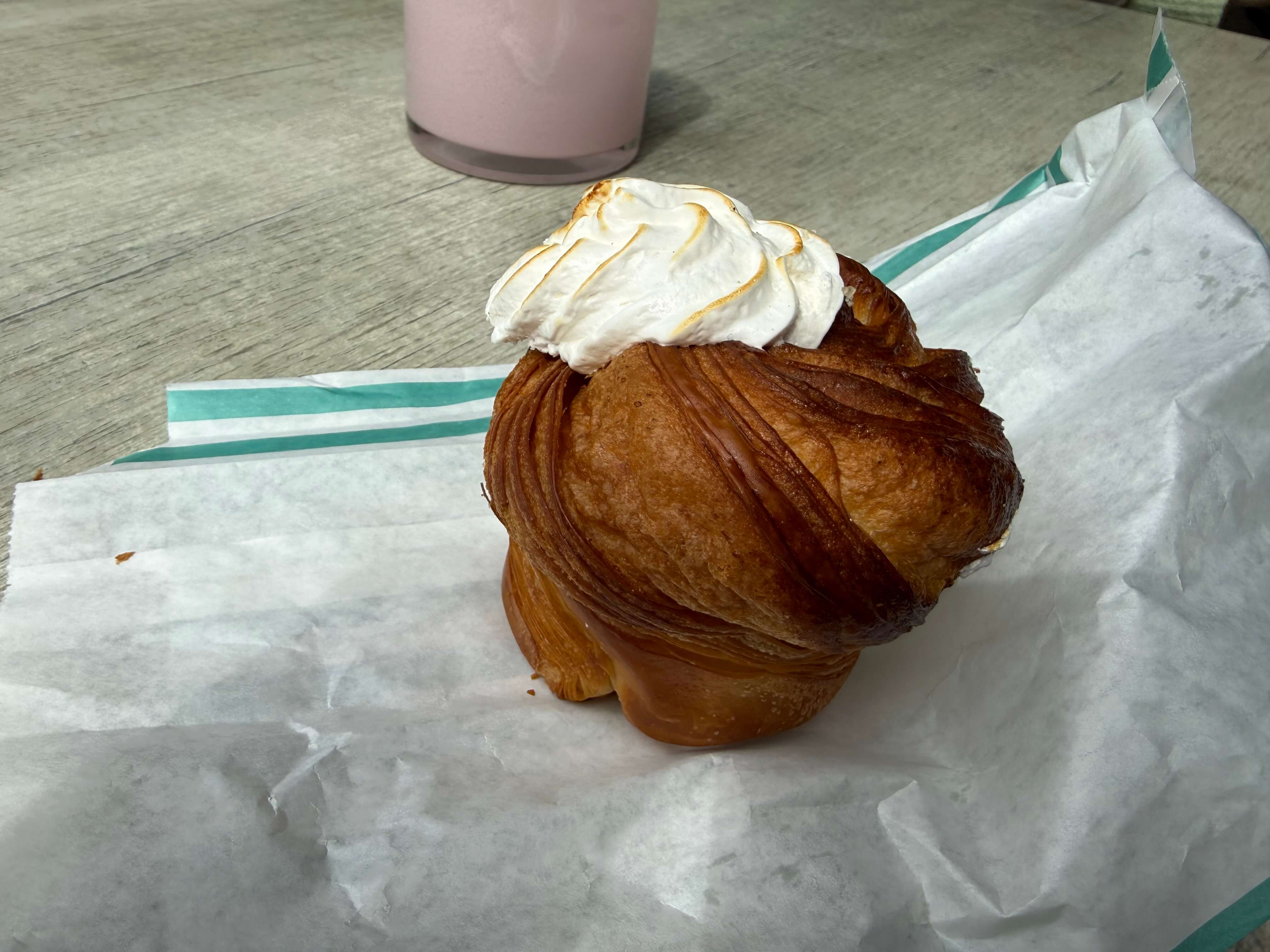 Foto av Cruffin med sitronsmak fra Circus Renaa
