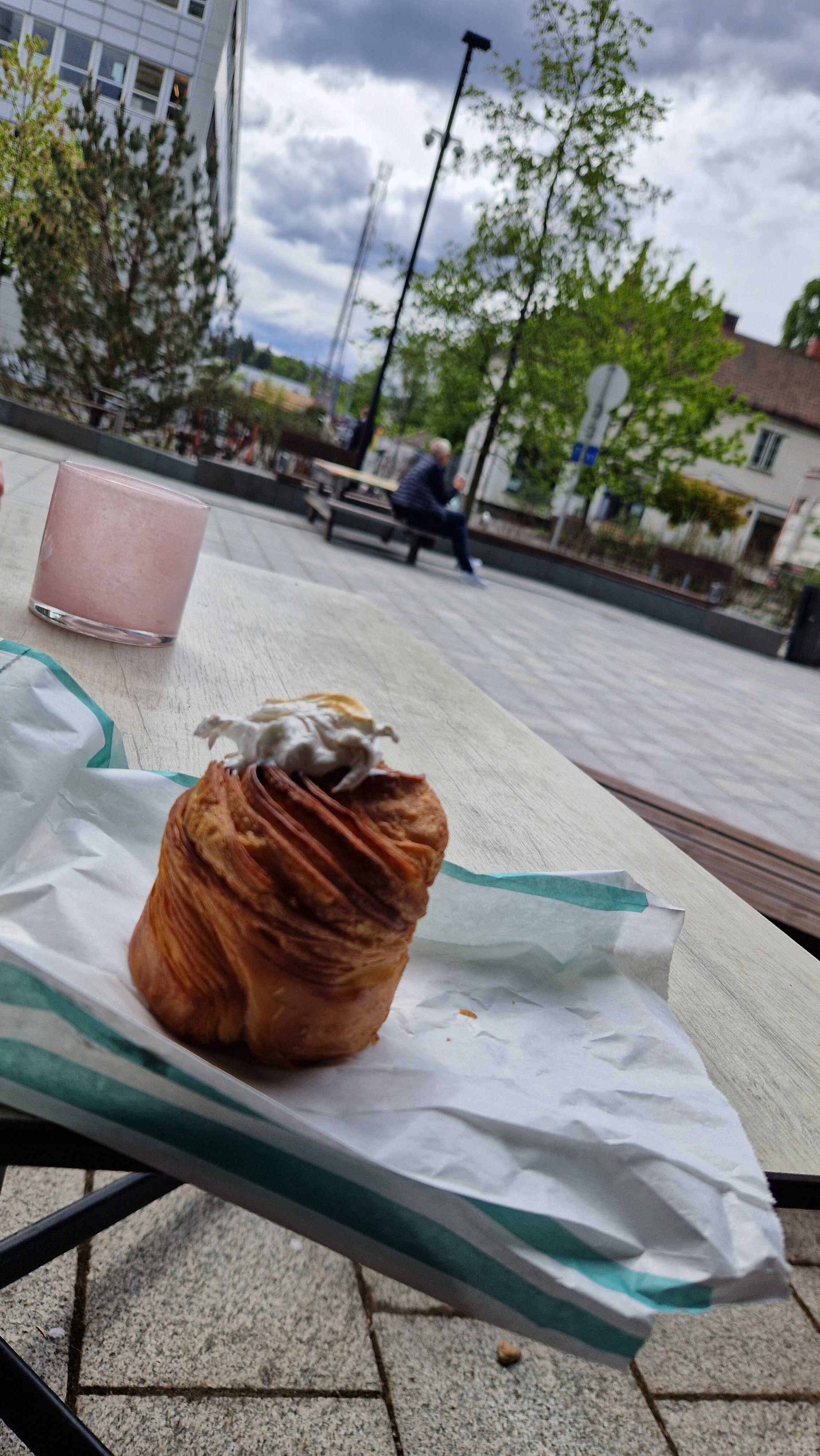 Foto av Cruffin med sitronsmak fra Circus Renaa