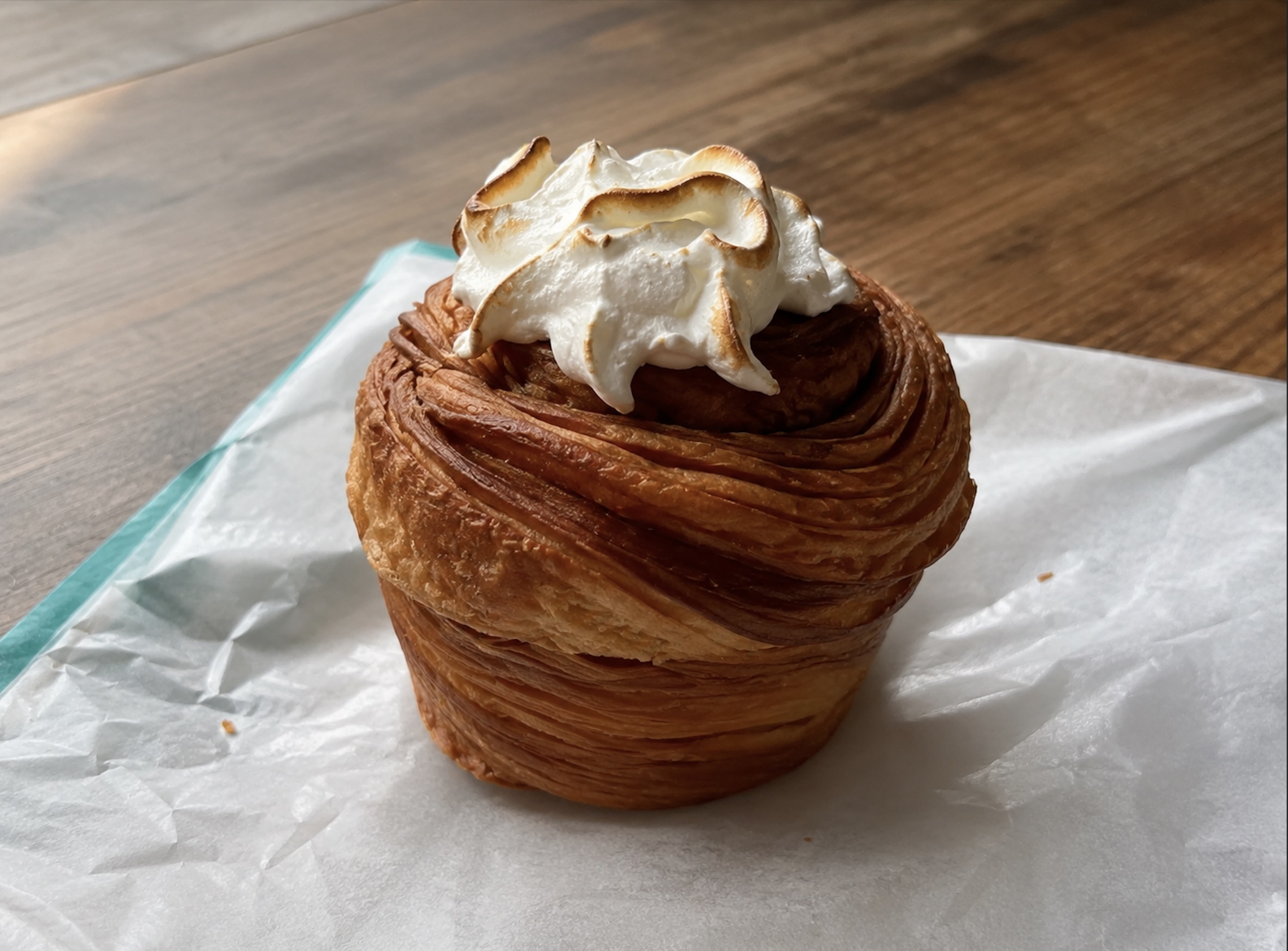 Foto av Cruffin med sitronsmak fra Circus Renaa